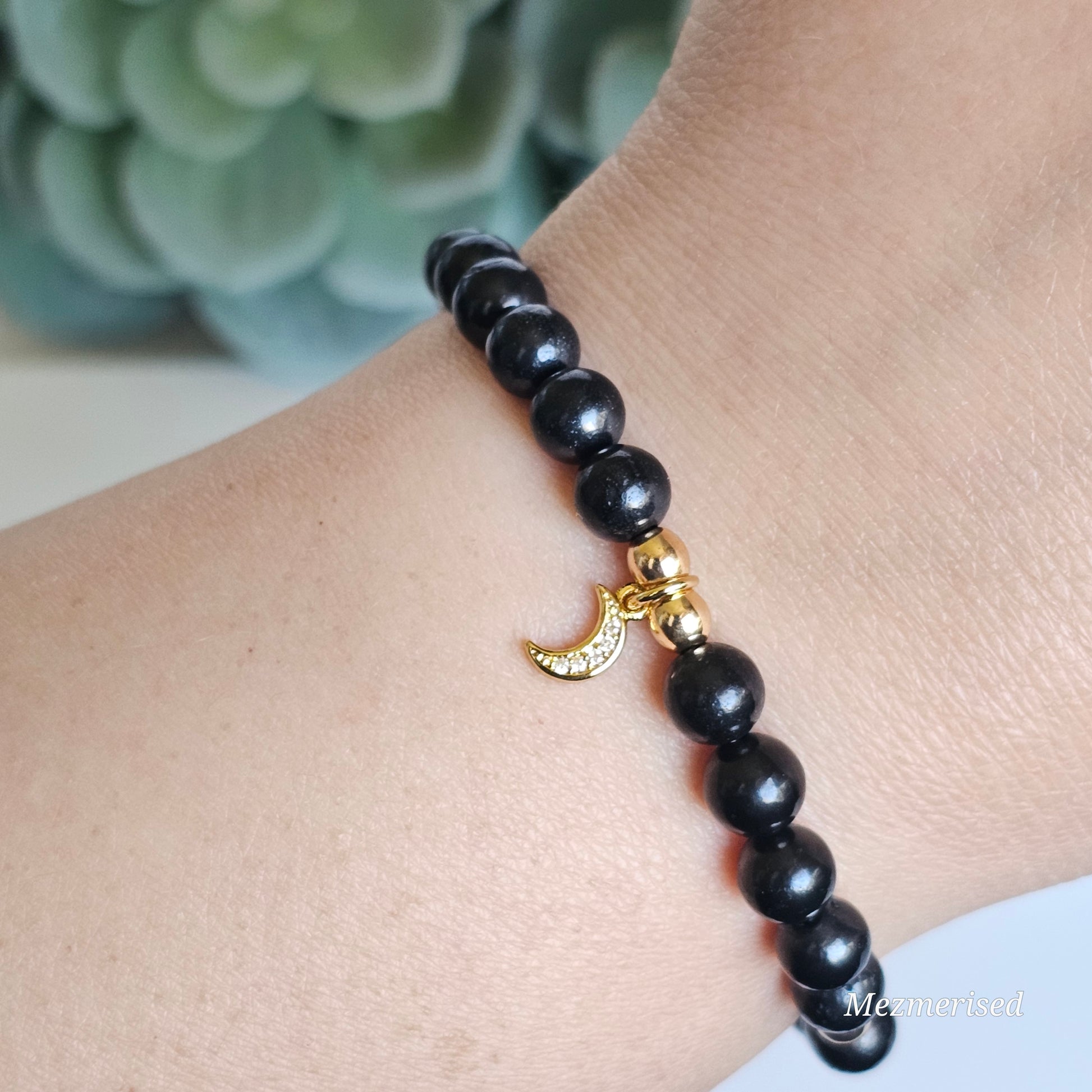 6mm Shungite and gold plated Hematite bead stretch bracelet with your choice of charm.